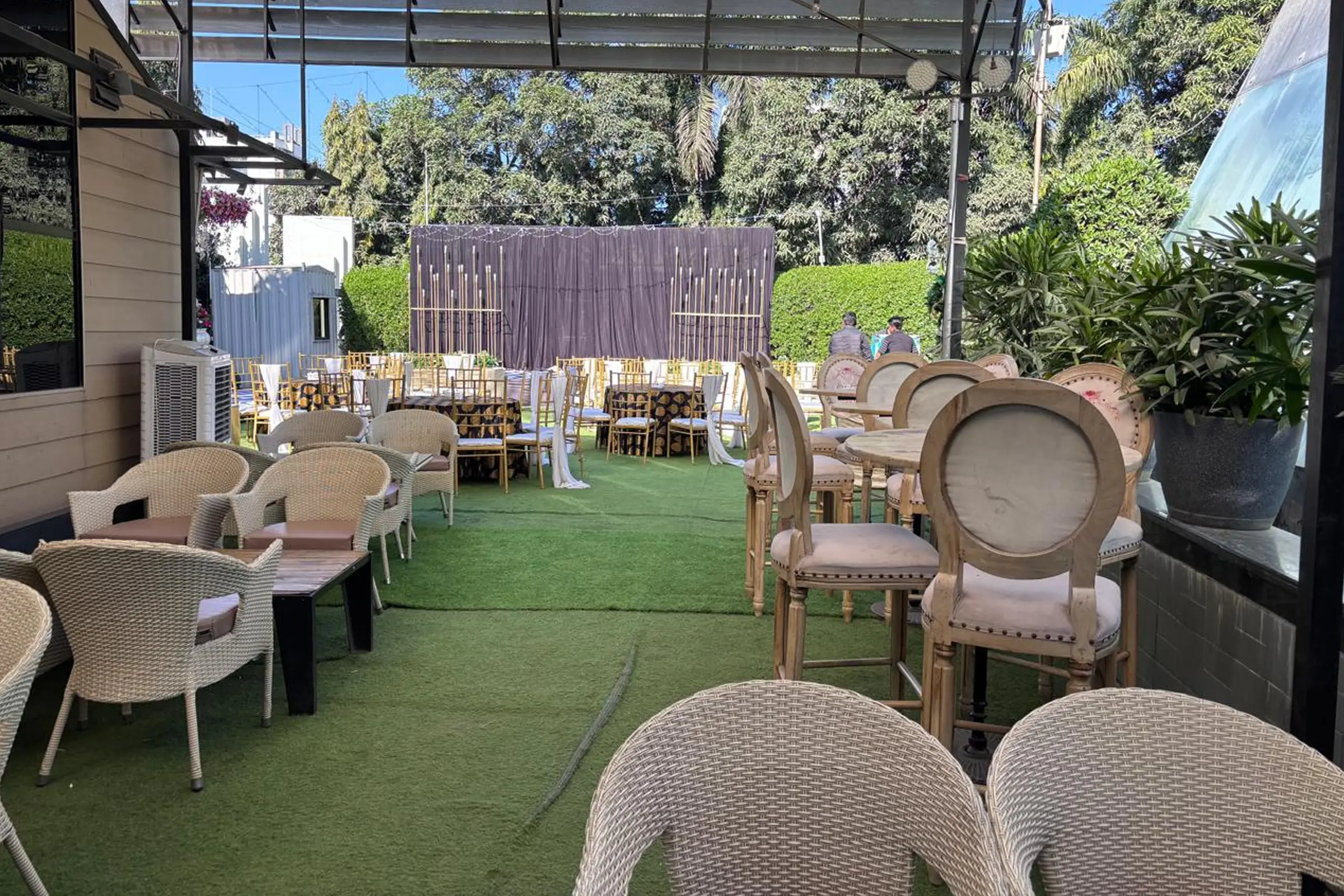 CAFÉ J LAWN      